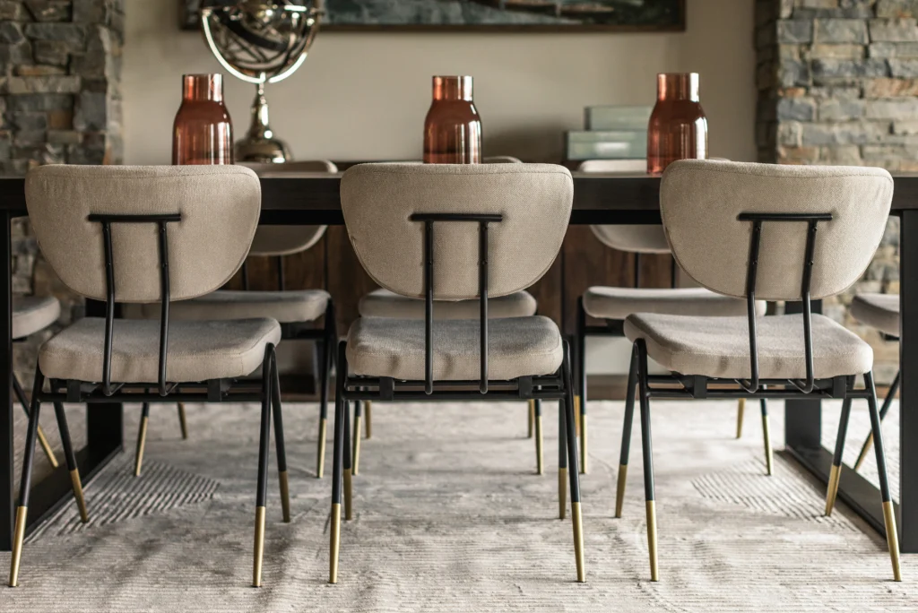 How to Decorate a Dining Table