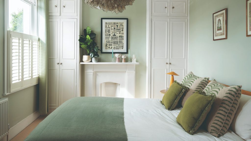 How to Furnish Small Bedroom With Double Bed